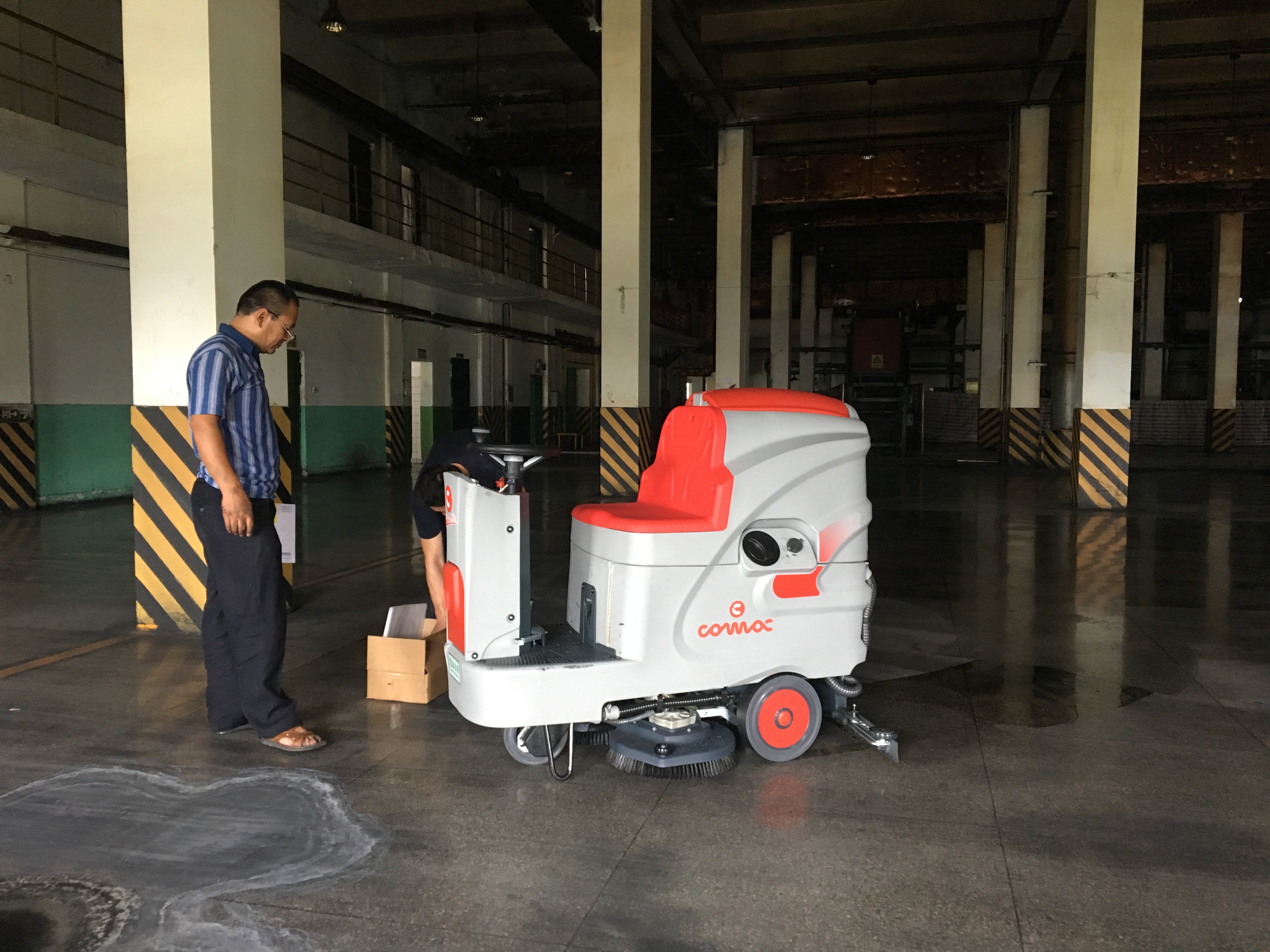 電動洗地機(jī)